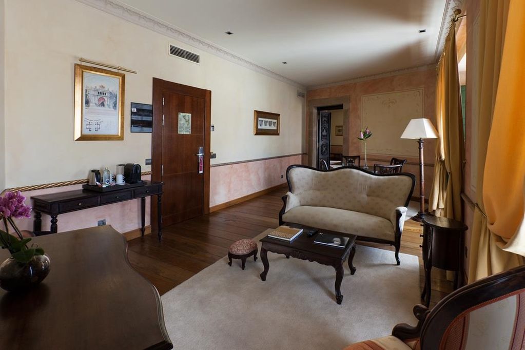 Palacio De Aviles Affiliated By Melia Ngoại thất bức ảnh A suite at the hotel